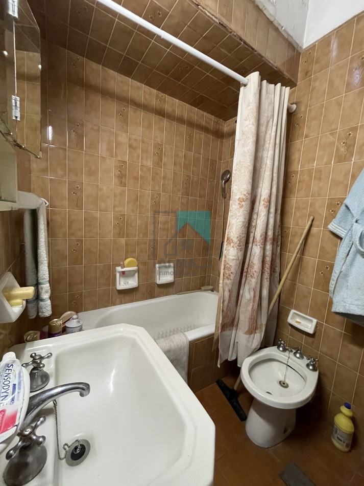 Casa en lote propio - 3 ambientes - garage para dos autos - patio/parque