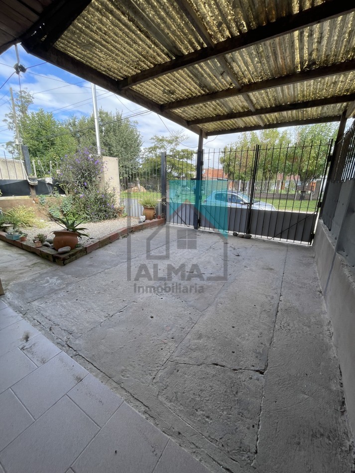 Casa 3 ambientes con patio y entrada para un vehiculo