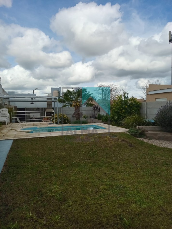 Excelente casa moderna con parque, pileta y quincho + departamento anexo - Ubicada en el centro de Loberia(Prov. de Buenos Aires)