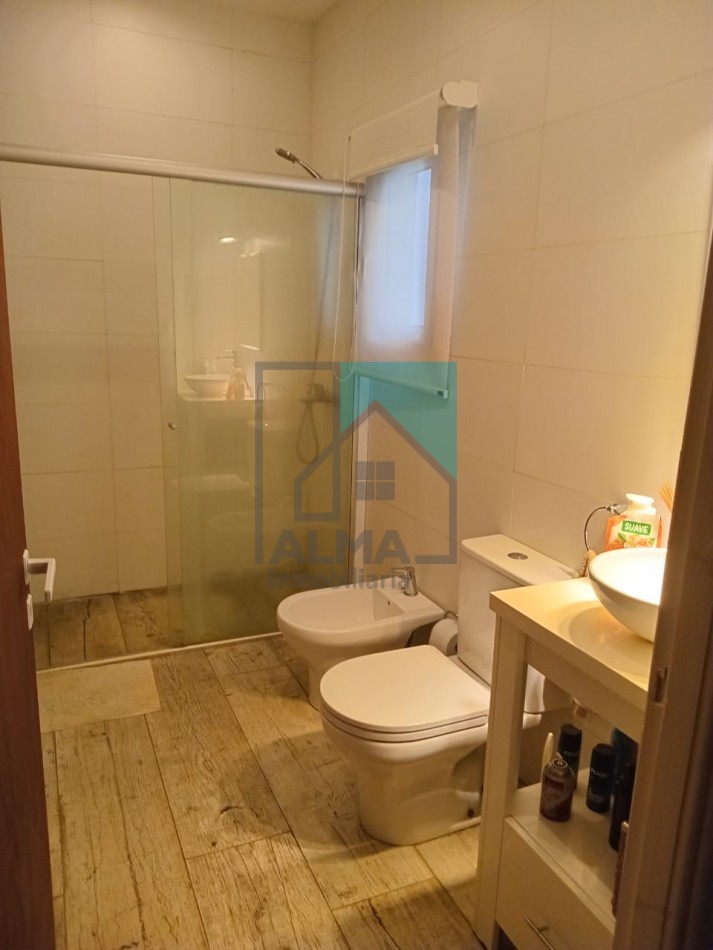 Excelente casa moderna con parque, pileta y quincho + departamento anexo - Ubicada en el centro de Loberia(Prov. de Buenos Aires)