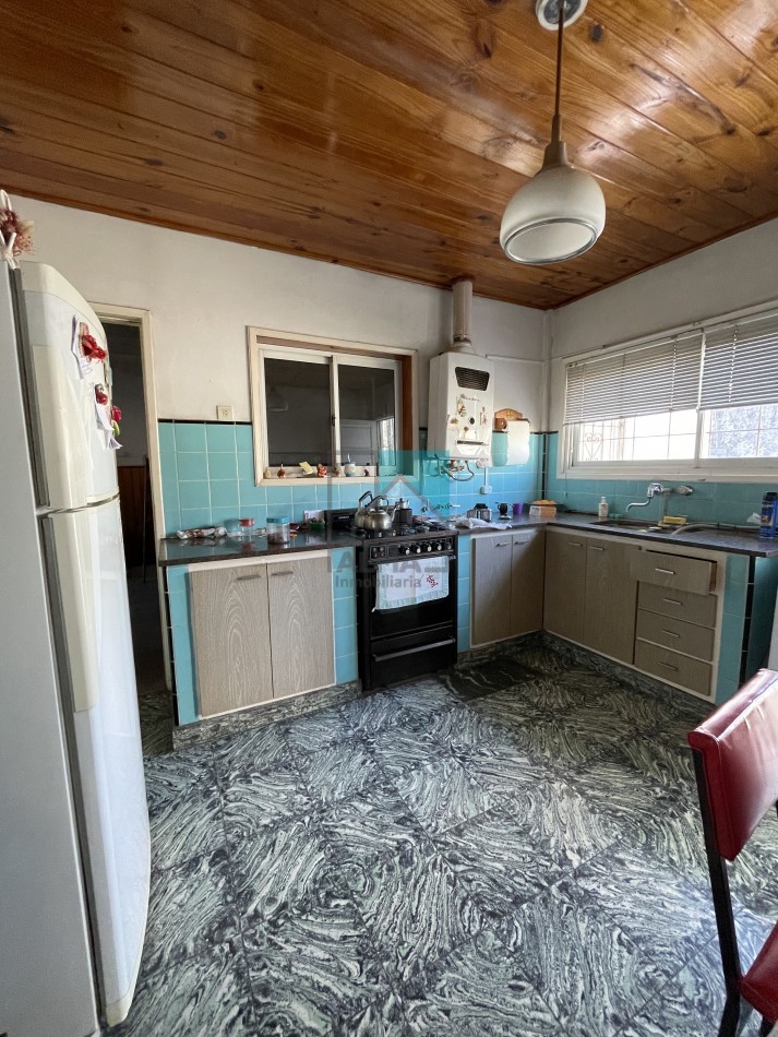 Casa en lote propio - 3 ambientes - garage para dos autos - patio/parque