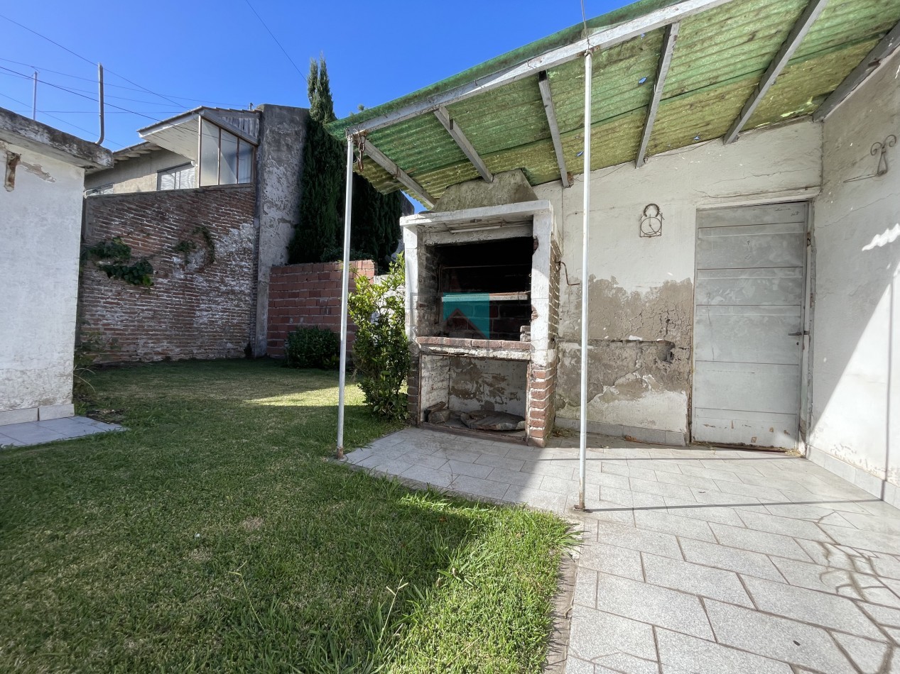 Casa en lote propio - 3 ambientes - garage para dos autos - patio/parque