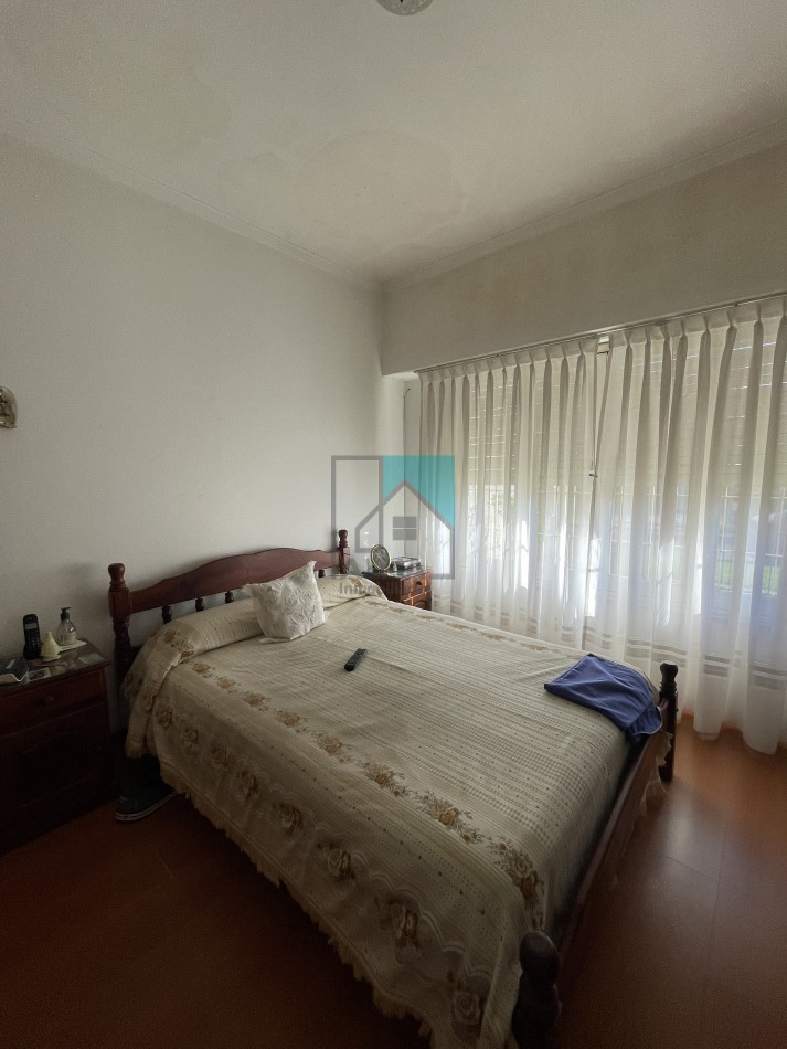 Casa en lote propio - 3 ambientes - garage para dos autos - patio/parque