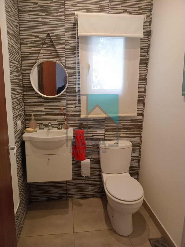 Excelente casa moderna con parque, pileta y quincho + departamento anexo - Ubicada en el centro de Loberia(Prov. de Buenos Aires)