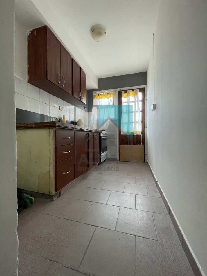 Casa 3 ambientes con patio y entrada para un vehiculo