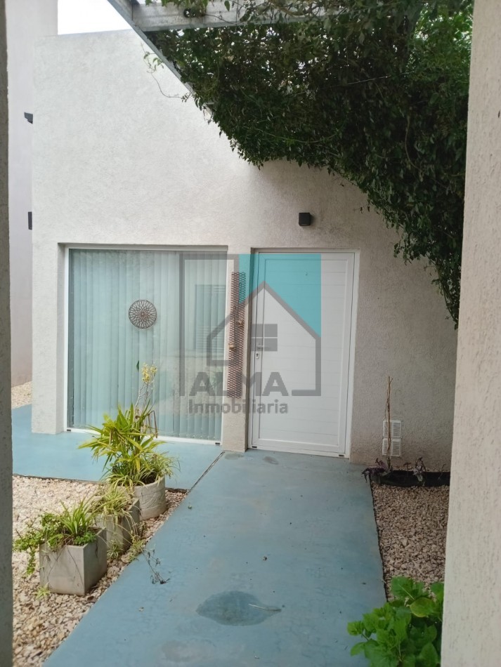 Excelente casa moderna con parque, pileta y quincho + departamento anexo - Ubicada en el centro de Loberia(Prov. de Buenos Aires)