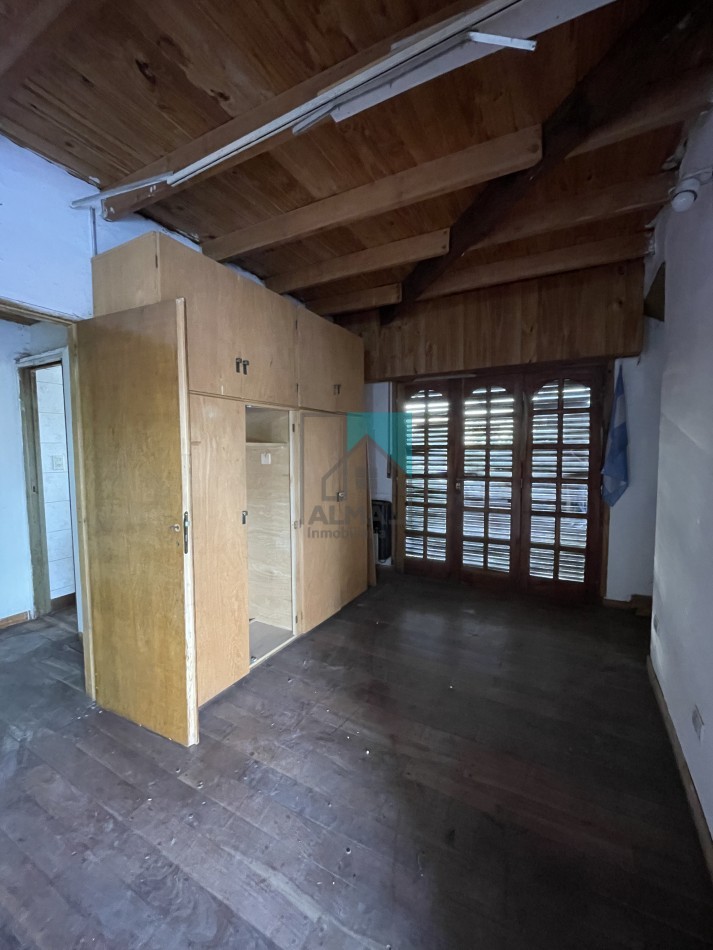 Casa 4 ambientes c/patio, garage y depto monoambiente sobre lote propio