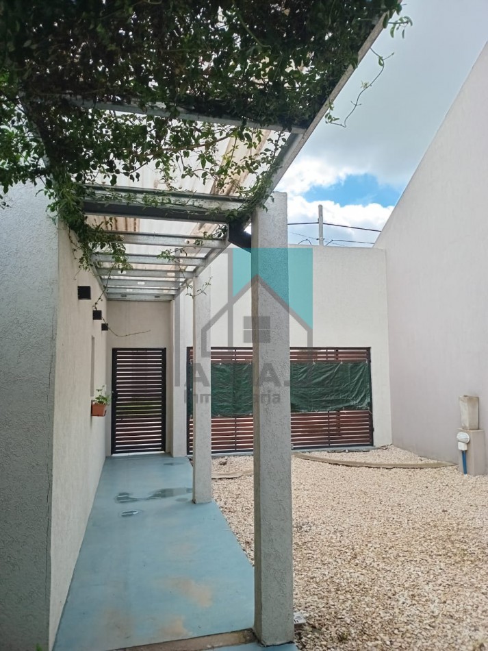 Excelente casa moderna con parque, pileta y quincho + departamento anexo - Ubicada en el centro de Loberia(Prov. de Buenos Aires)