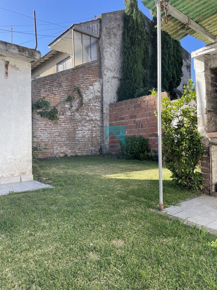 Casa en lote propio - 3 ambientes - garage para dos autos - patio/parque