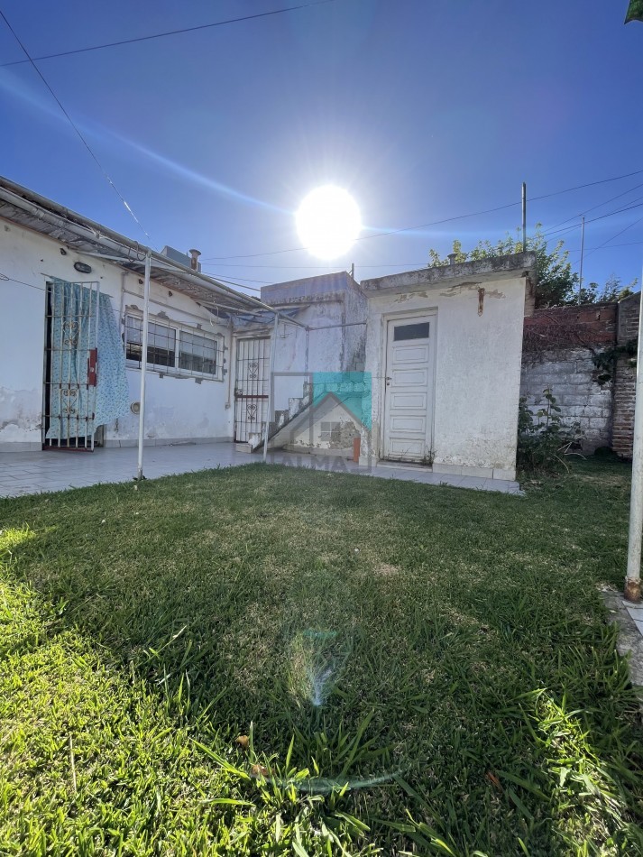 Casa en lote propio - 3 ambientes - garage para dos autos - patio/parque