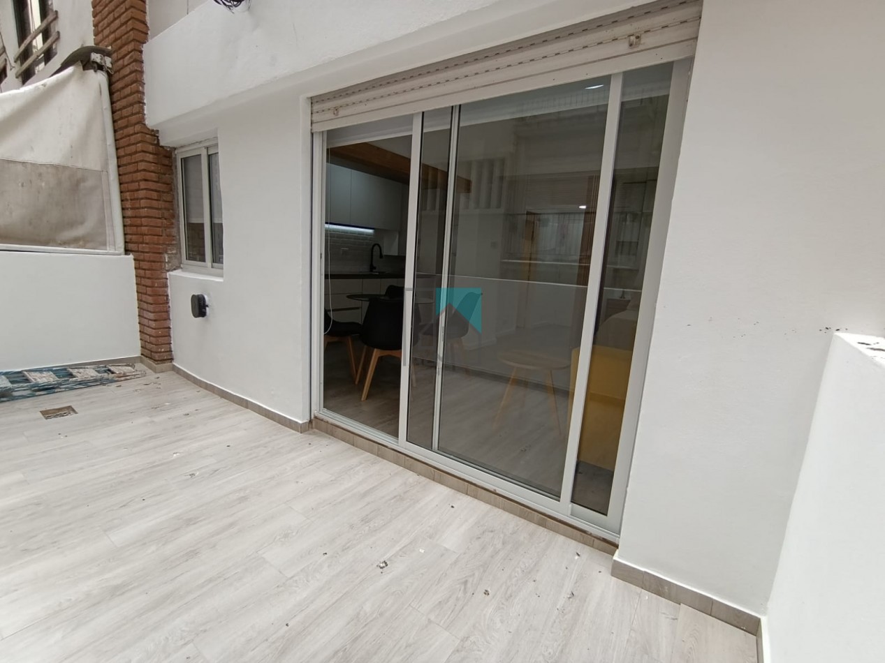 Excelente monoambiente con balcon terraza - Completamente reciclado y amoblado