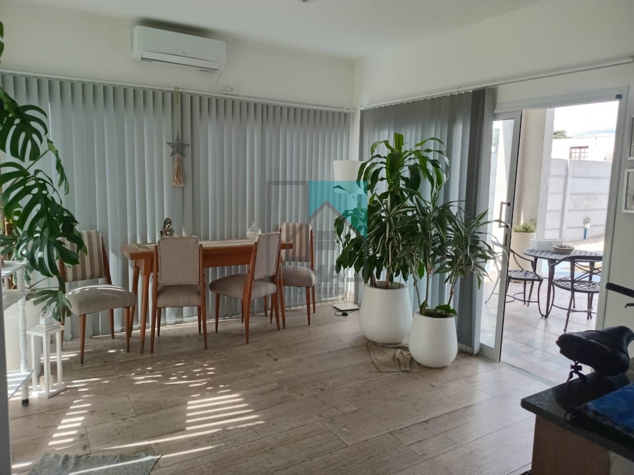 Excelente casa moderna con parque, pileta y quincho + departamento anexo - Ubicada en el centro de Loberia(Prov. de Buenos Aires)