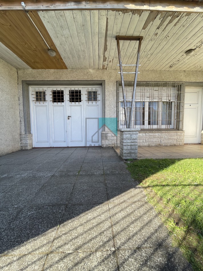Casa en lote propio - 3 ambientes - garage para dos autos - patio/parque