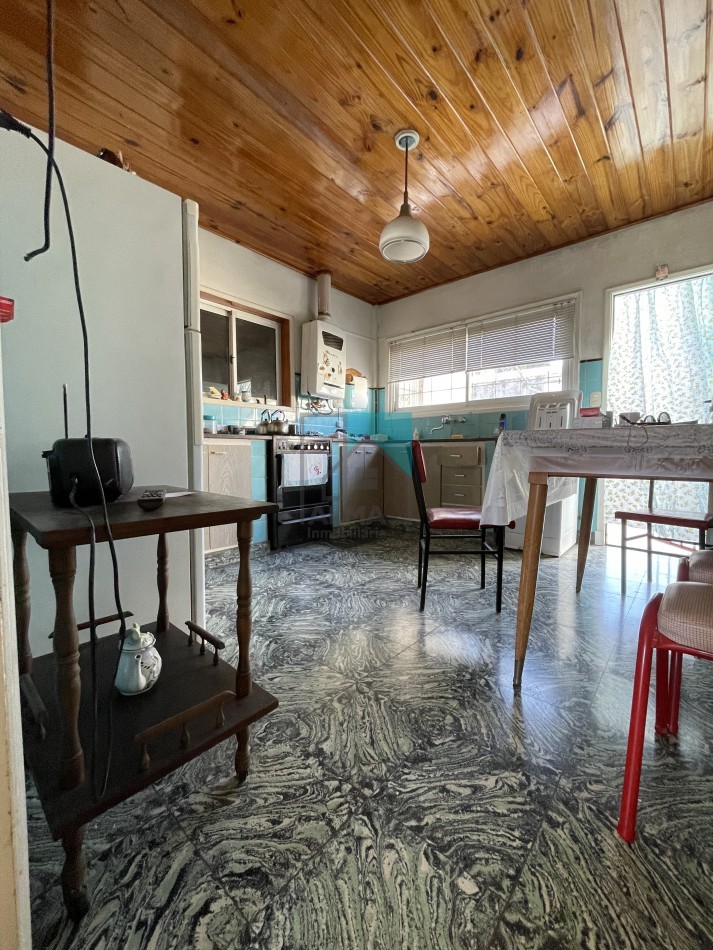 Casa en lote propio - 3 ambientes - garage para dos autos - patio/parque