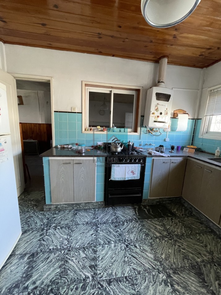 Casa en lote propio - 3 ambientes - garage para dos autos - patio/parque