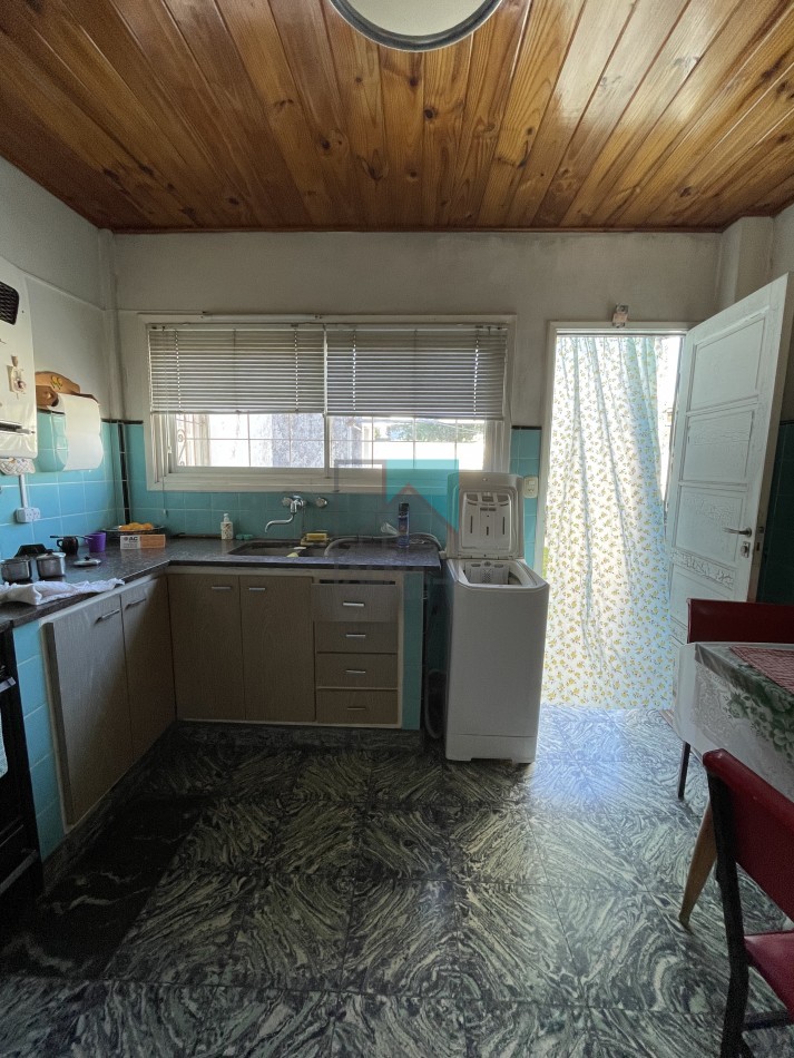 Casa en lote propio - 3 ambientes - garage para dos autos - patio/parque