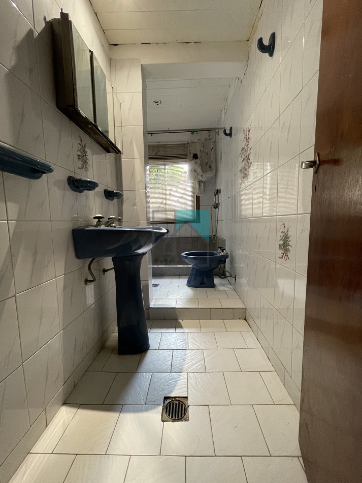 Casa 4 ambientes c/patio, garage y depto monoambiente sobre lote propio