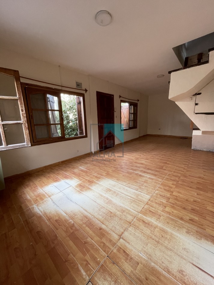 Casa 4 ambientes c/patio, garage y depto monoambiente sobre lote propio