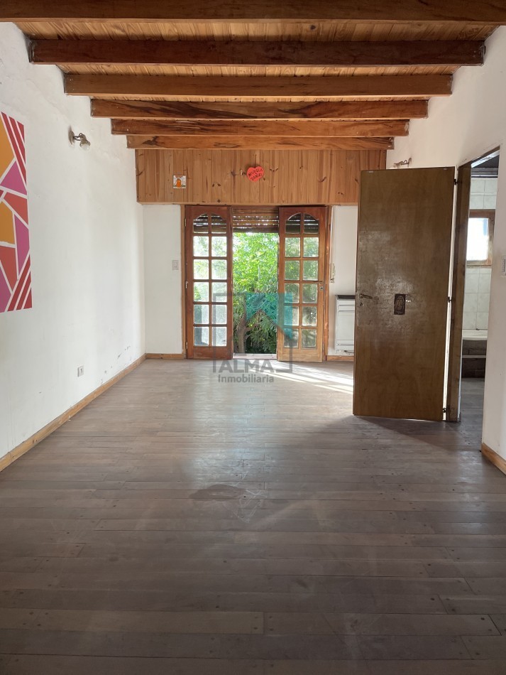 Casa 4 ambientes c/patio, garage y depto monoambiente sobre lote propio