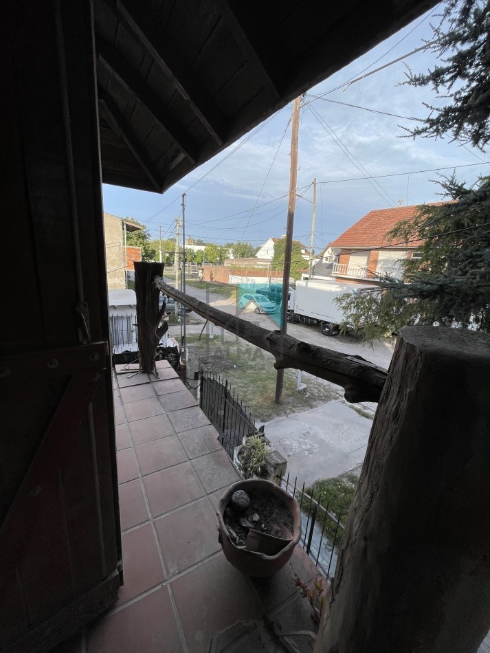 Casa 4 ambientes c/patio, garage y depto monoambiente sobre lote propio