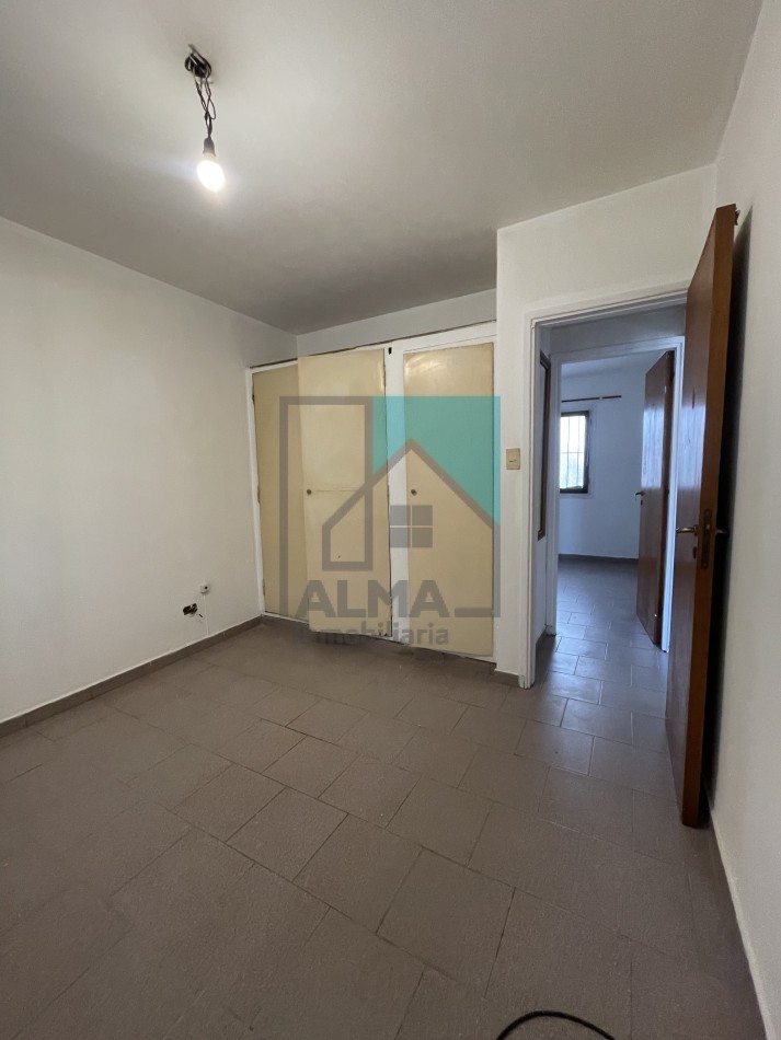 Casa 3 ambientes con patio y entrada para un vehiculo