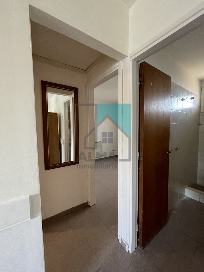 Casa 3 ambientes con patio y entrada para un vehiculo