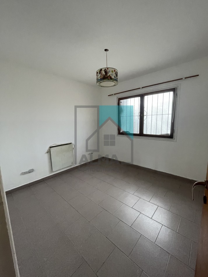 Casa 3 ambientes con patio y entrada para un vehiculo