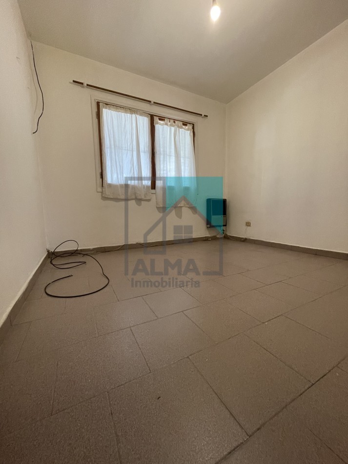 Casa 3 ambientes con patio y entrada para un vehiculo