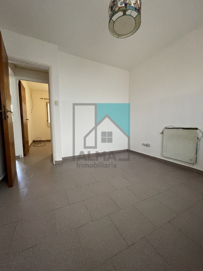 Casa 3 ambientes con patio y entrada para un vehiculo