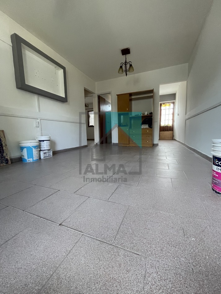 Casa 3 ambientes con patio y entrada para un vehiculo
