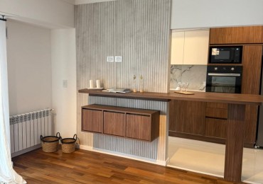 Departamento de 4 ambientes con terraza exclusiva y cochera - Totalmente reciclado, amoblado y decorado.