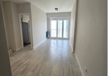 Departamento de 1 ambiente y medio a la calle con balcon - Reciclado