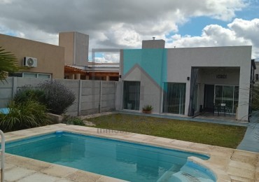 Excelente casa moderna con parque, pileta y quincho + departamento anexo - Ubicada en el centro de Loberia(Prov. de Buenos Aires)