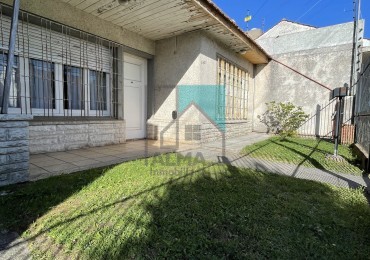 Casa en lote propio - 3 ambientes - garage para dos autos - patio/parque